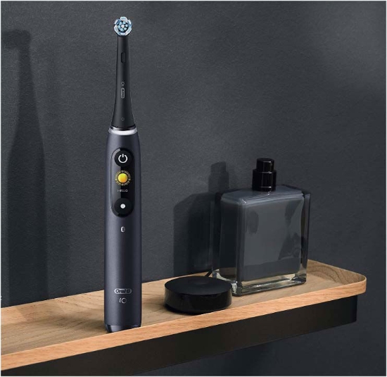 Picture of Oral-B iO 8 electric toothbrush - black